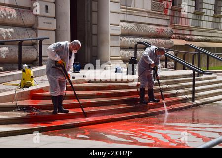 Londra, Inghilterra, Regno Unito. 13th giugno 2022. I lavoratori lavano via la vernice. Gli attivisti Just Stop Oil hanno coperto il palazzo del Tesoro di Westminster con vernice rossa, per protestare contro l'incoraggiamento dell'espansione del petrolio e del gas da parte del governo britannico. (Credit Image: © Vuk Valcic/ZUMA Press Wire) Foto Stock