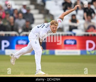 Nottingham, Regno Unito. 13th giugno 2022. Ben Stokes of England consegna la palla Credit: News Images /Alamy Live News Foto Stock