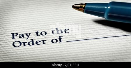 Pagare le fatture e ottenere soldi con un controllo e scrittura della penna Foto Stock