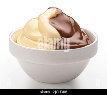 Crema di cioccolato alla vaniglia isolata su sfondo bianco Foto Stock