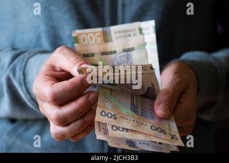 Donna bianca conte ucraino hryvnia cinquecento fatture nelle sue mani Foto Stock