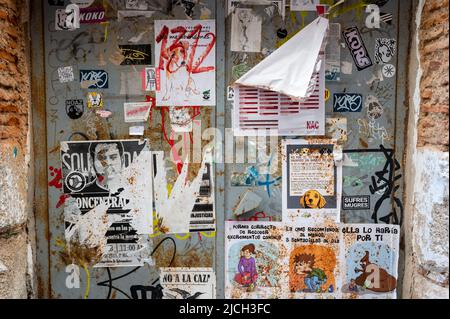 Vecchi manifesti e inserzioni da peeling su un muro in Spagna Foto Stock