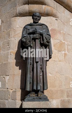 Una statua in bronzo di un San Pedro de Alcantatara patrono della diocesi nella Cattedrale di Santa Maria Caceres, Spagna. Foto Stock