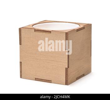 Legno compensato vuoto fiore cubico ​pot isolato su bianco Foto Stock