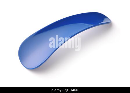 Piccolo shoehorn blu di plastica isolato su un bianco Foto Stock