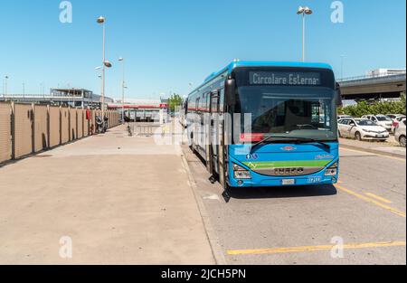Rho, Lombardia, Italia - 9 giugno 2022: Bus navetta alla fermata Fiera di Milano a Rho. Foto Stock