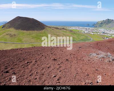 Vista panoramica di Heimaey ed Eldheimar vista dal vulcano Eldfell. Foto Stock