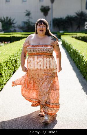 Modello Plus Size con abito a spalla a San Diego Foto Stock