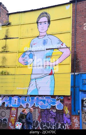 Grande murale da parete di Stephanie Houghton, calciatore inglese che gioca per e capitani Manchester City e la squadra nazionale inglese a Manchester, Regno Unito. Foto Stock