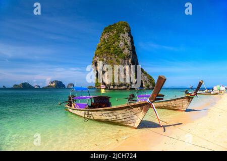 Montagna rocciosa in acqua, Ko Rang NOK, Ao Phra Nang Beach, Ao Foto Stock