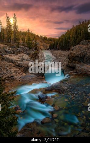 Sunrise Sky sopra le cascate di Elbow Foto Stock