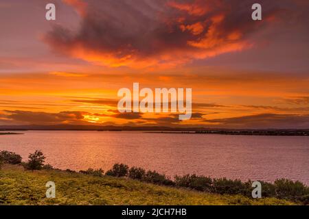 Questo è il tramonto su Loch Leven nella contea di Perth & Kinross, Scozia, Regno Unito Foto Stock