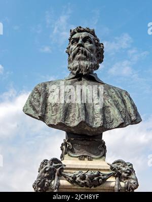 Busto Statua del Goldsmith Benvenuto Cellini, Ponte Vecchio, Firenze, Italia Foto Stock
