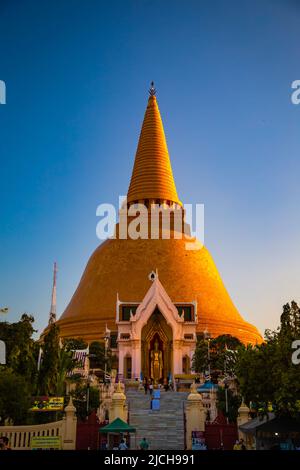 Phra Pathom Chedi più grande stupa a Nakhon Pathom, Thailandia Foto Stock