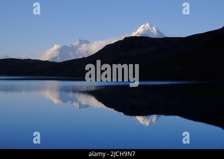 Montein Himalayan lago Chandra Taal Foto Stock