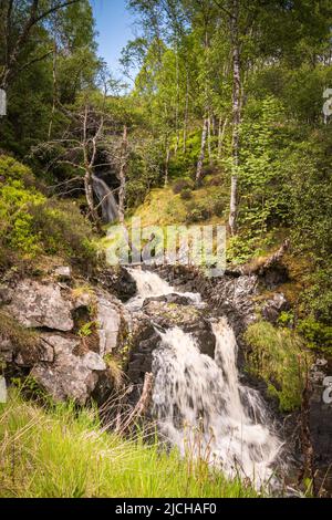 Una brillante immagine HDR estiva di Allt na h-annaite, una cascata lungo Strathconon a Ross-shire, Scozia. 02 giugno 2022 Foto Stock