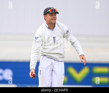 Nottingham, Regno Unito. 13th giugno 2022. Ollie Pope of England Fields the ball Credit: News Images /Alamy Live News Foto Stock