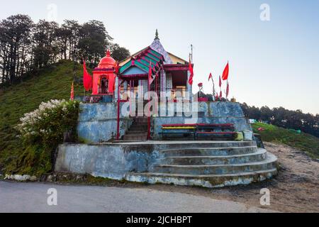 Il Tempio Mahakali è un tempio indù al passo di Jalori, stato di Himachal Pradesh in India Foto Stock