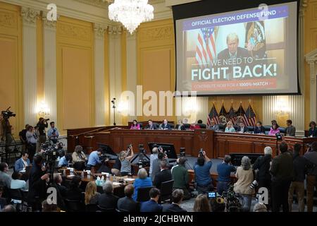 Washington, Stati Uniti. 13th giugno 2022. Un video dell'ex presidente degli Stati Uniti Donald Trump è visto su uno schermo come la commissione House Select indagando l'attacco del 6 gennaio al Campidoglio degli Stati Uniti tiene un'audizione pubblica per discutere i suoi risultati di un'indagine di un anno, a Capitol Hill a Washington, DC lunedì 13 giugno 2022. Foto piscina di Mandel Ngan/UPI Credit: UPI/Alamy Live News Foto Stock