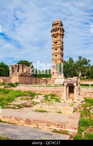 Vijaya o Vijay Stambha significa Torre della Vittoria è una torre monumento a Chittor Fort nella città di Chittorgarh, Rajasthan stato dell'India Foto Stock