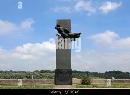 Monumento ai piloti iugoslavi uccisi durante l'operazione Retribution nell'aprile 1941 Foto Stock