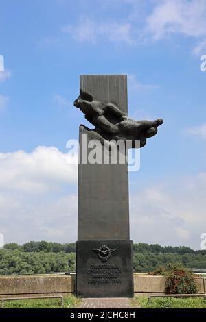 Monumento ai piloti iugoslavi uccisi durante l'operazione Retribution nell'aprile 1941 Foto Stock