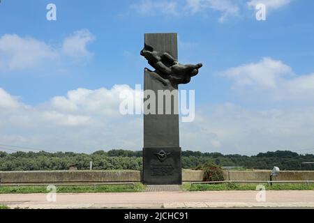 Monumento ai piloti iugoslavi uccisi durante l'operazione Retribution nell'aprile 1941 Foto Stock