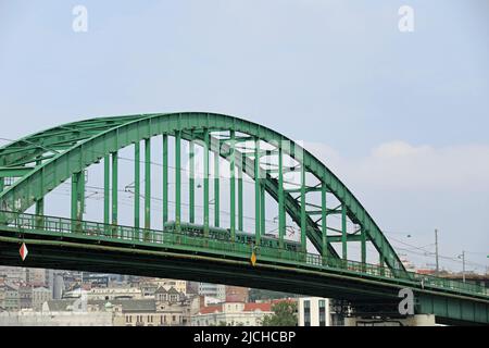 Vecchio ponte Sava a Belgrado costruito dai tedeschi nel 1942 Foto Stock