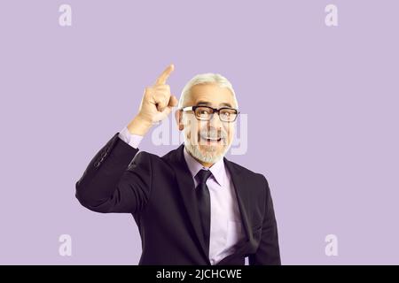 Ritratto di bell'uomo allegro grigio-pelato che mostra copia spazio annuncio isolato su brillante vivido brillante brillante brillante sfondo di colore giallo Foto Stock