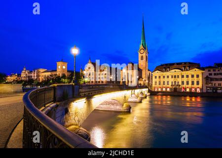 Fraumunster Chiesa e Munsterbrucke ponte attraverso il fiume Limmat nel centro della città di Zurigo in Svizzera Foto Stock