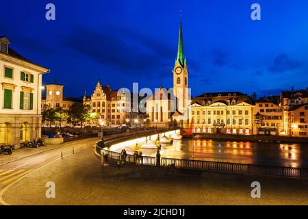 Fraumunster Chiesa e Munsterbrucke ponte attraverso il fiume Limmat nel centro della città di Zurigo in Svizzera Foto Stock