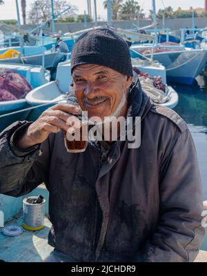 Hurghada, Egitto - 21 febbraio 2022: Pescatore egiziano con tè Foto Stock