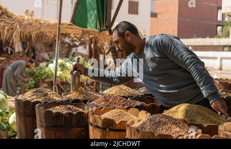 Hurghada, Egitto - 21 febbraio 2022: Uomini che vendono prodotti alimentari secchi Foto Stock