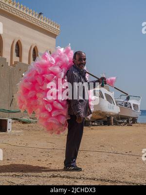 Hurghada, Egitto - 21 febbraio 2022: Uomini che vendono caramelle di cotone Foto Stock