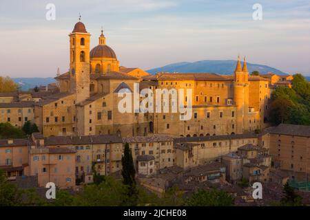Vista sul Palazzo Ducale, Urbino, Marche, Italia Foto Stock