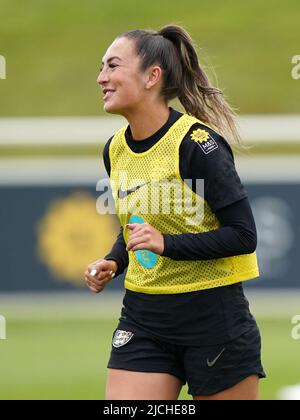 Katie Zelem in Inghilterra durante una sessione di allenamento al St George's Park, Burton-upon-Trent. Data foto: Lunedì 13 giugno 2022. Foto Stock