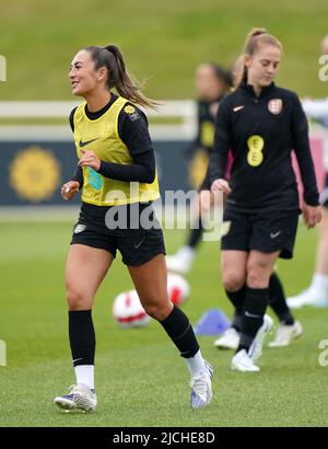 Katie Zelem in Inghilterra durante una sessione di allenamento al St George's Park, Burton-upon-Trent. Data foto: Lunedì 13 giugno 2022. Foto Stock