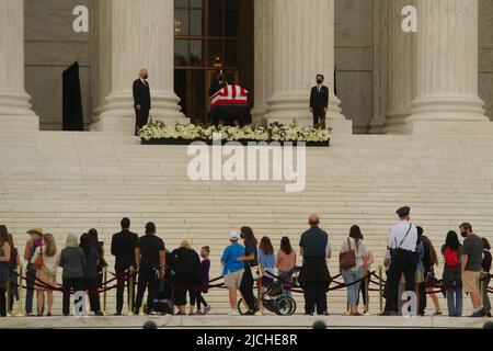 Washington - 24 settembre 2022: La gente si allineano per pagare i loro rispetti alla giustizia della Corte Suprema degli Stati Uniti Ruth Bader Ginsburg come il suo scrigno si trova nello stato. Foto Stock