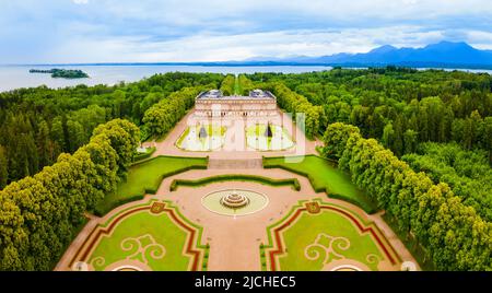 Herrenchiemsee Palace vista panoramica aerea, è un complesso di edifici reali su Herreninsel, l'isola più grande del lago Chiemsee, nel sud B Foto Stock