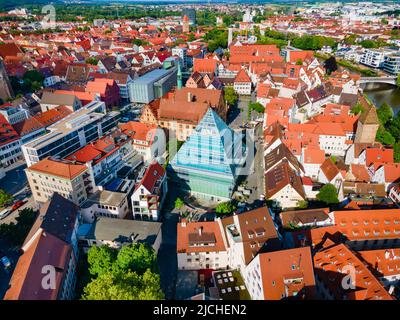 Vista panoramica aerea della nuova biblioteca pubblica Ulm. La Biblioteca pubblica si trova nel centro storico di Ulm, in Germania. Foto Stock