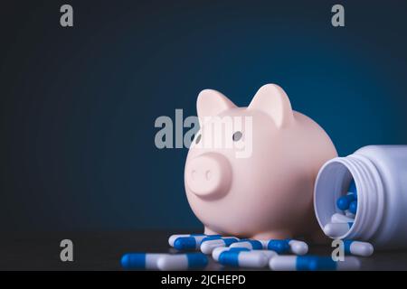 Piggy banca e farmaci. Pillole di acquisto. Credito per il trattamento. Mancanza di fondi per i servizi medici. Foto Stock