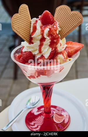 Tazza di fragole in una gelateria tedesca Foto Stock