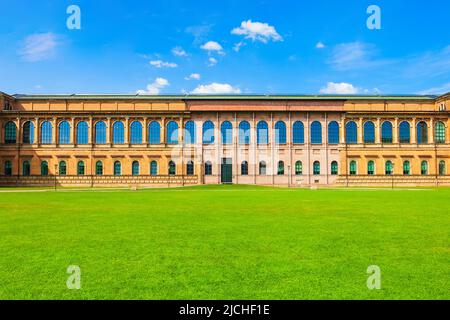 L'Alte Pinakothek o Old Pinakothek è un museo d'arte situato nella zona di Kunstareal, nella città di Monaco, in Germania Foto Stock