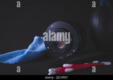 Pulizia delle attrezzature fotografiche. Riparazione della telecamera. Rimozione della polvere dalla lente. Pulizia matrice e ripristino otturatore. Pulizia cosmetica. Fotografia Foto Stock