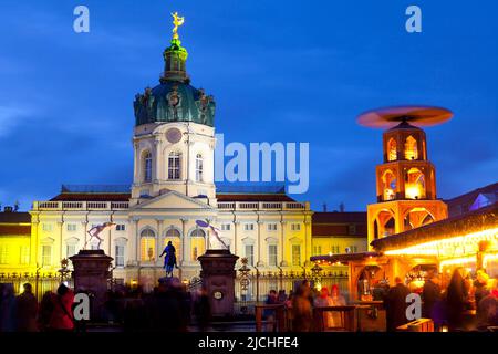 Mercatino di Natale di fronte il Palazzo di Charlottenburg, Berlino, Germania Foto Stock