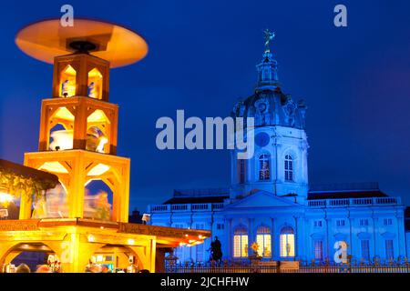 Mercatino di Natale di fronte il Palazzo di Charlottenburg, Berlino, Germania Foto Stock