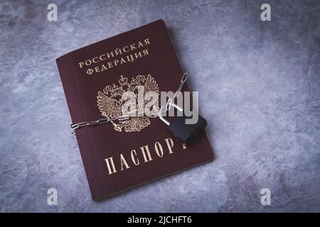 Divieto per i cittadini russi. Passaporto bloccato. Bordi chiusi. Restrizioni di viaggio per persone provenienti dalla Russia. Acquisto di biglietti all'estero. Foto Stock