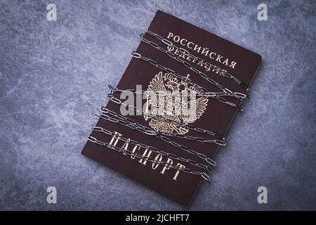 Divieto per i cittadini russi. Passaporto bloccato. Bordi chiusi. Restrizioni di viaggio per persone provenienti dalla Russia. Acquisto di biglietti all'estero. Foto Stock