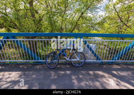 Vista della bicicletta parcheggiata sul ponte sul fiume. Svezia. Uppsala. Foto Stock