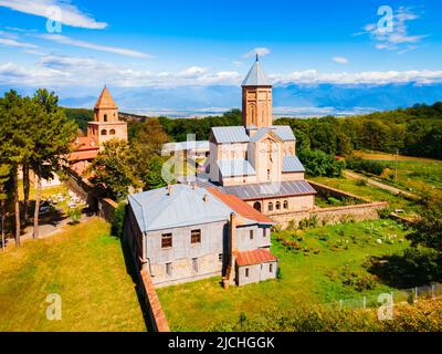 Vista panoramica aerea del nuovo monastero di Shuamta o del complesso del monastero di Akhali Shuamta a Kakheti. Kakheti è una regione della Georgia orientale con Telavi Foto Stock